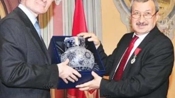 Galatasaray Üniversitesi Rektörü Prof. Dr. Ethem Tolga'ya "légion D’honneur"