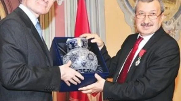 Galatasaray Üniversitesi Rektörü Prof. Dr. Ethem Tolga'ya "légion D’honneur"