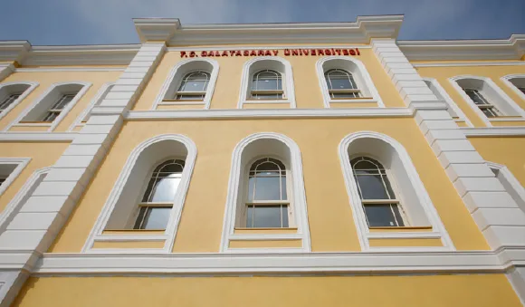Galatasaray Üniversitesi Yanan Tarihi Binada Yerleşim Başladı