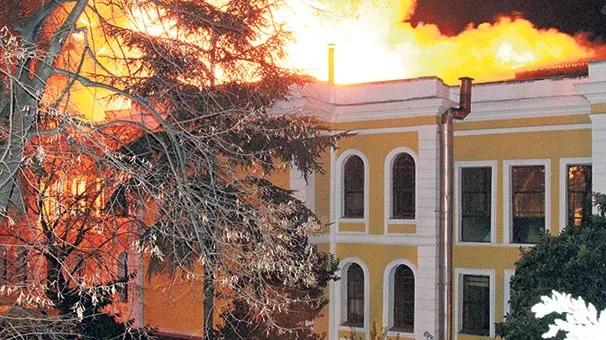 Galatasaray Üniversitesi Yanan Tarihi Binasının Restorasyonu