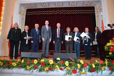 Öğretmenlerimize "üstün Hizmet Madalyası"