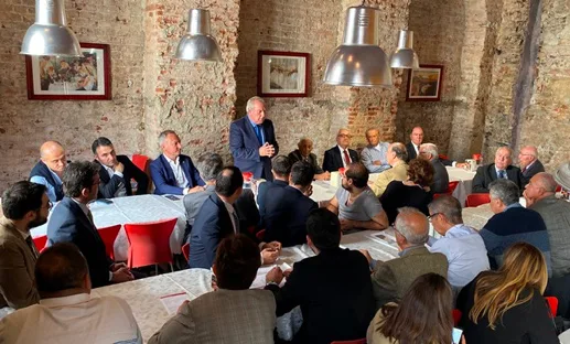 "okulda bir Öğle Yemeği" Başlıyor